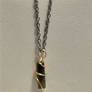 Elegant Gold and Green Pendant Necklace